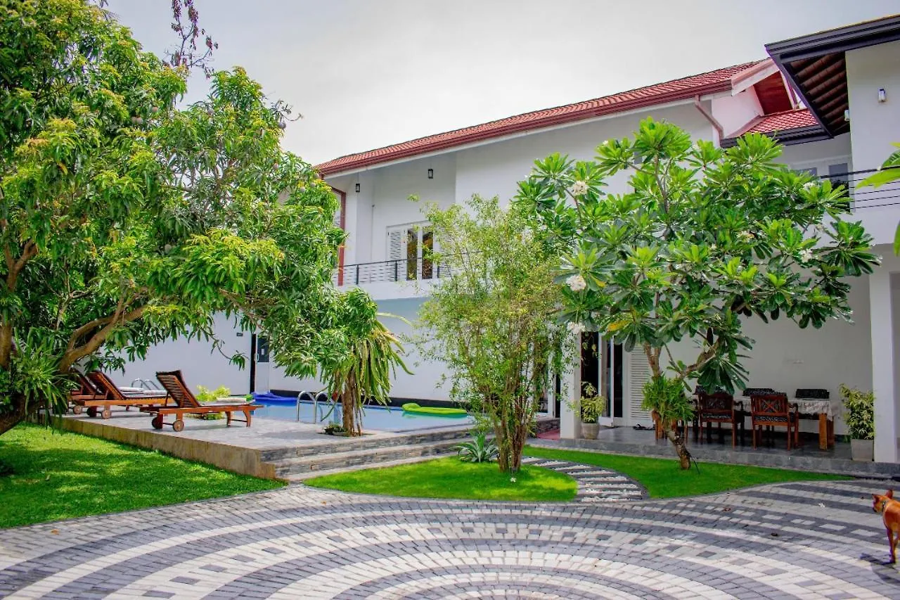 Loony Villa Negombo Hotel